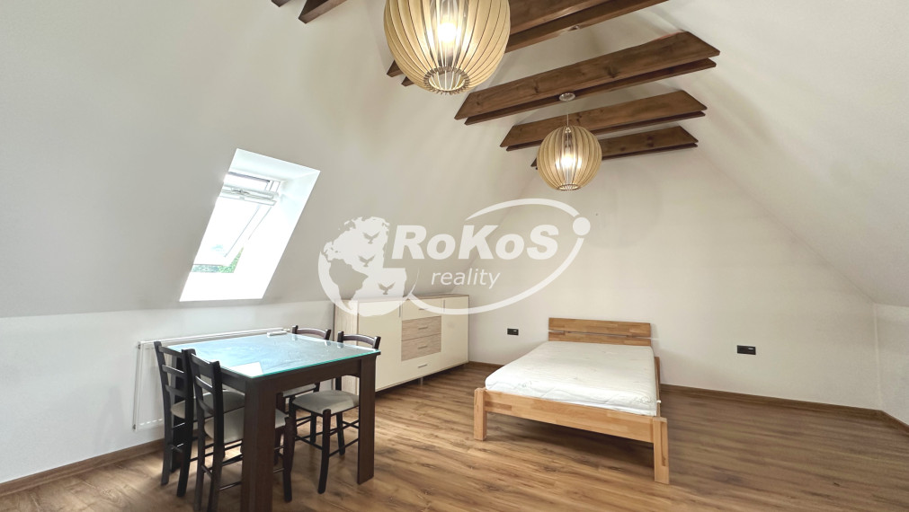 PRENÁJOM - Priestranná garsónka na námestí v Rožňave
