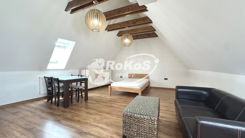 PRENÁJOM - Priestranná garsónka na námestí v Rožňave