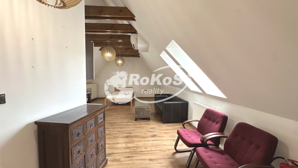 PRENÁJOM - Priestranná garsónka na námestí v Rožňave