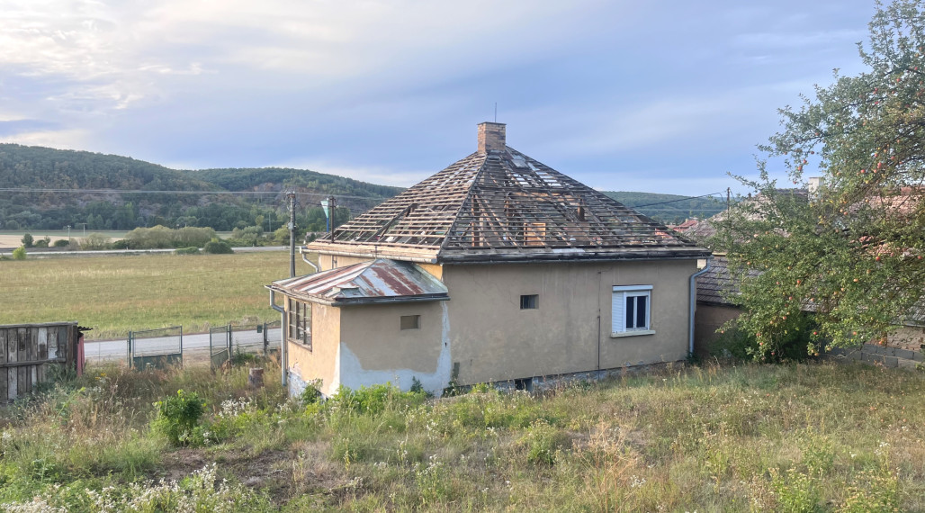 PREDAJ Priestranný pozemok s rodinným domom, Čoltovo