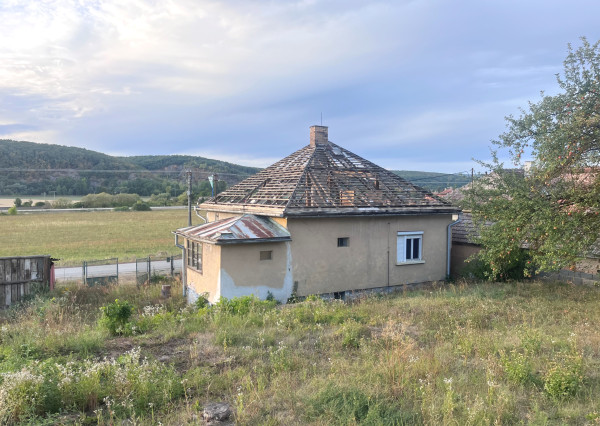PREDAJ Priestranný pozemok s rodinným domom, Čoltovo